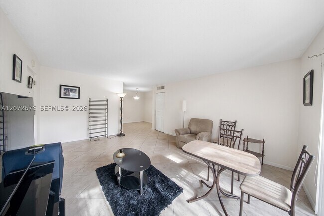 Building Photo - 10826 N Kendall Dr
