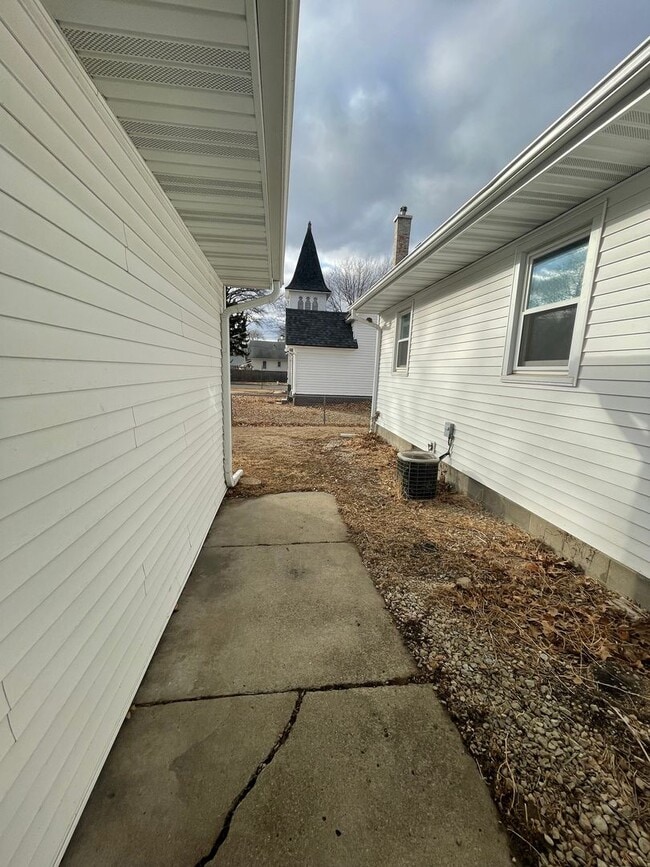 Building Photo - 2 Garages! 3 Bedroom, 1 Bath Home Near Gra...