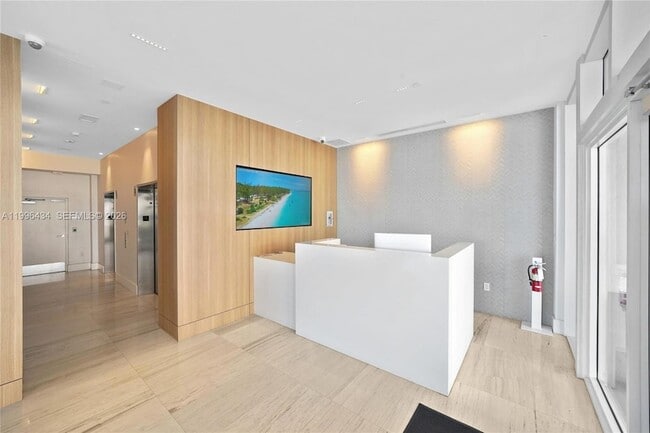 Building Photo - 700 NE 25th St