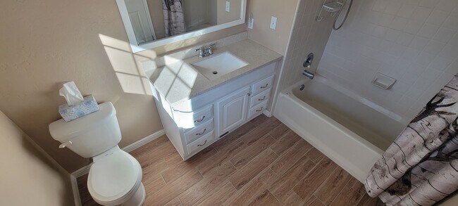 Building Photo - Beautiful house with natural light