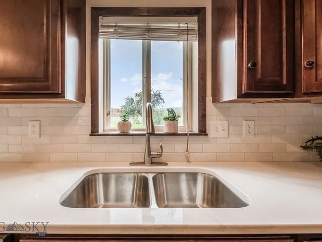 Building Photo - Cute House, Large Yard