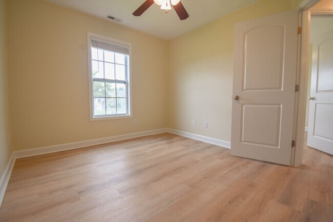 Building Photo - 3 Bedroom 2 Bathroom with Garage