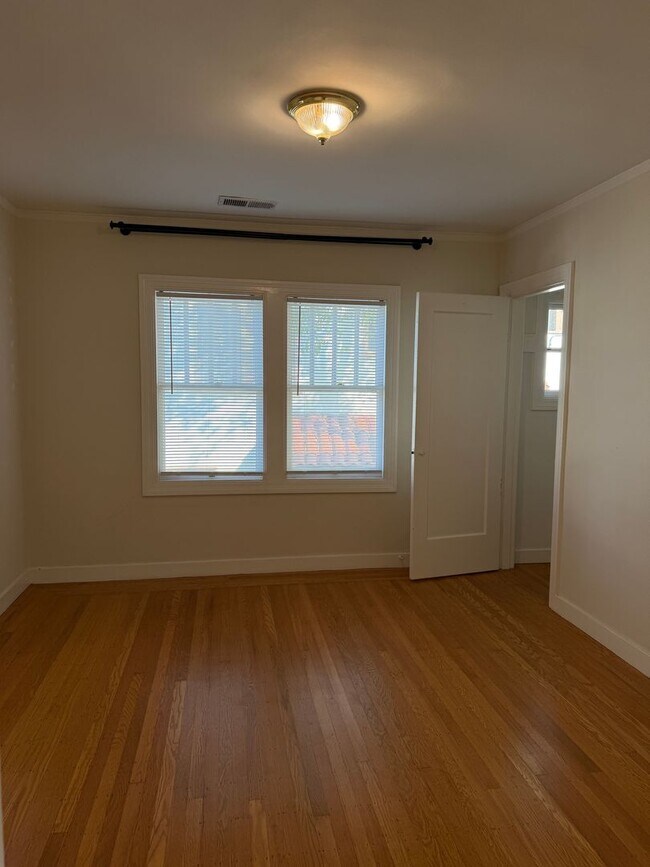 Building Photo - Beautiful Spanish townhouse with parking and in unit laundry!