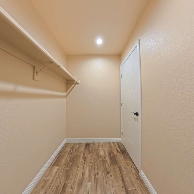 Building Photo - Highly Remodeled, 1st Floor Unit