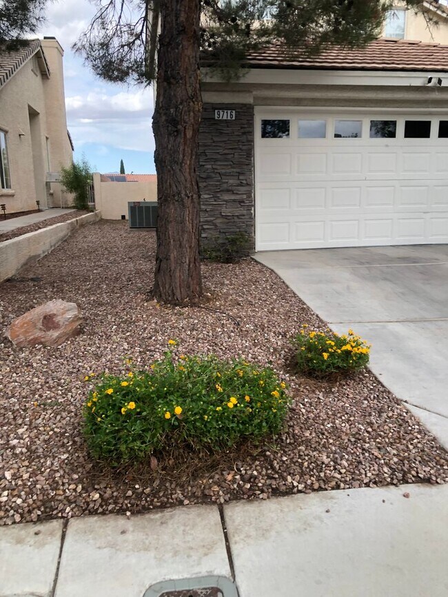 Building Photo - Honey, I’m Home! This Lovely 3 Bedroom, Two-Story Home Is Located In Summerlin.