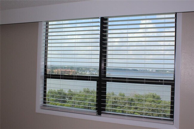 Building Photo - 2618 Cove Cay Dr
