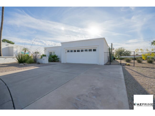 Building Photo - Welcome to this Exceptional, Fully-furnished 2/2 Phoenix house!