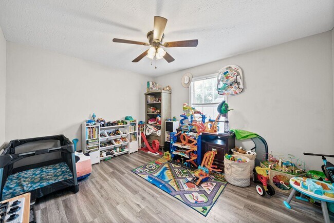 Building Photo - 919 Van Buren Ave