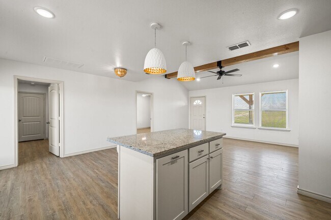 Building Photo - 3 Bedroom 2 Bathroom Home on 1 Acre Lots!
