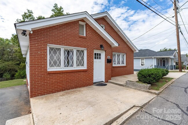Building Photo - 387 Woodlawn Ave