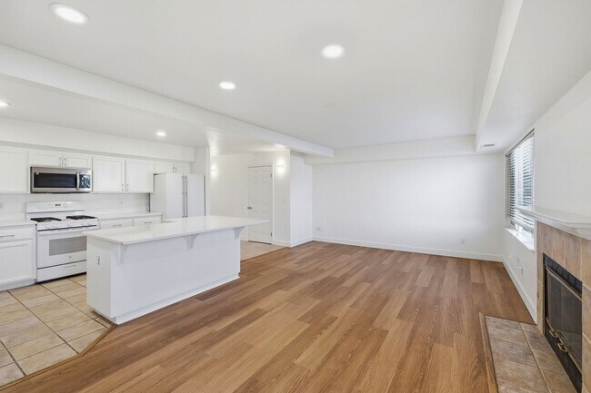 Building Photo - Great Townhome with Attached Garage!