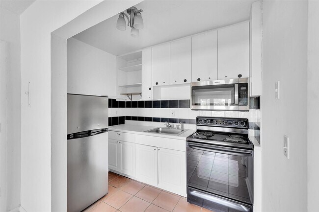 Building Photo - 1005 SW 15th Ave