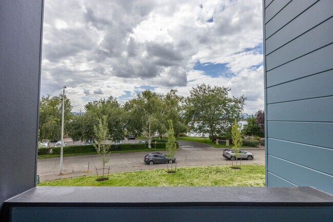 Building Photo - 1716 SE Columbia River Dr