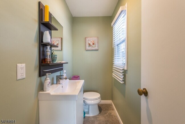 Building Photo - 18 Devon Dr