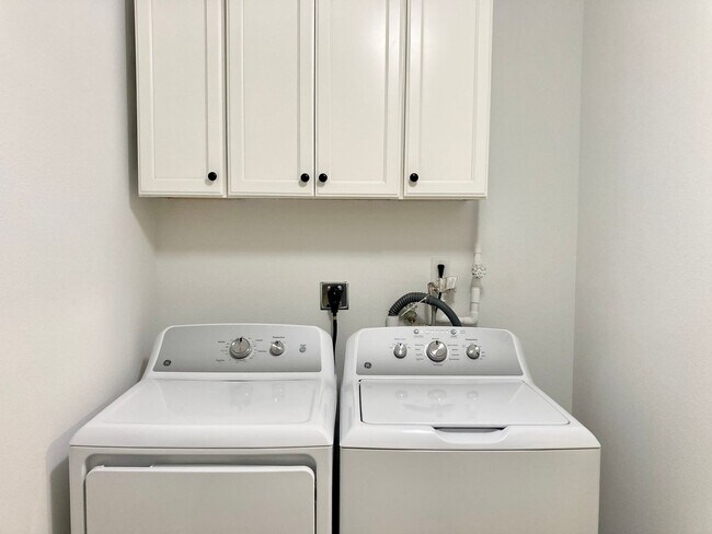 Building Photo - Completely remodeled waterfront condo!