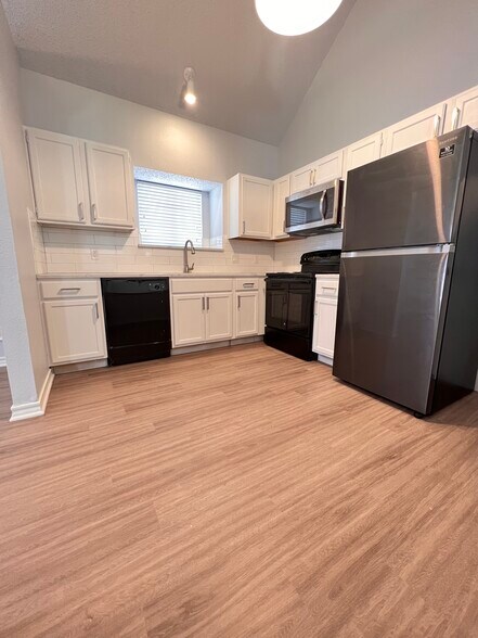 Building Photo - 808 Xavier Dr