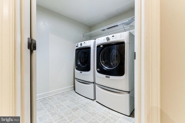 Building Photo - 953 Harrison Cir