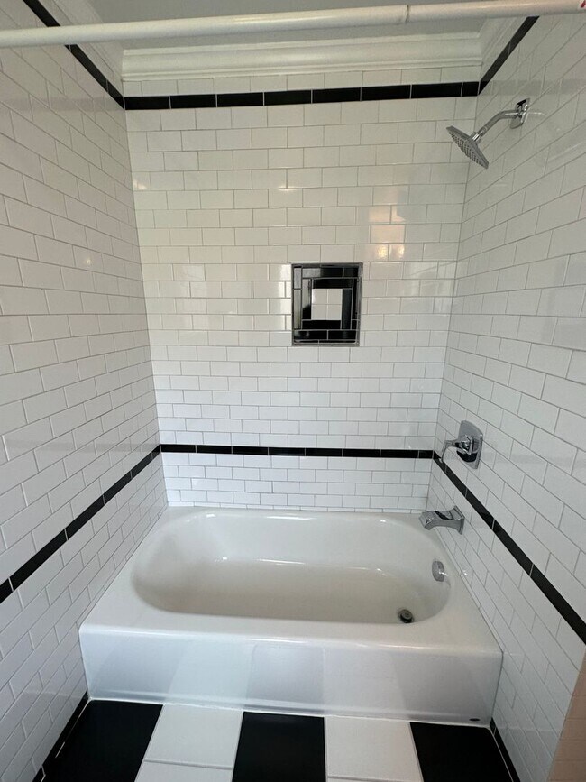 Building Photo - 1611 Majesty Dr