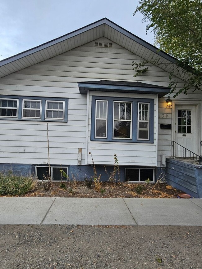 Building Photo - Large 2bd 1 ba House with tons of storage