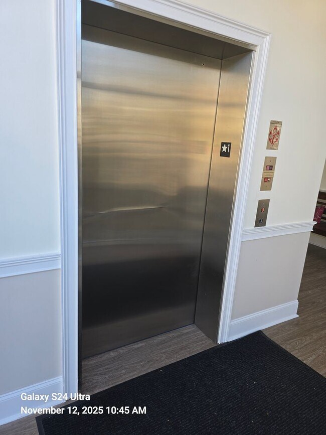 Building Photo - Luxurious Furnished Downtown Condo - 6-18 Month Lease Available!