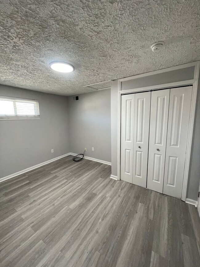 Building Photo - Freshly Renovated 3 Bedroom Ranch with Mod...