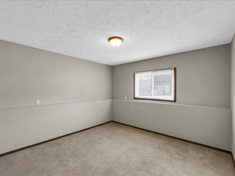 Building Photo - 112 W Raab Rd