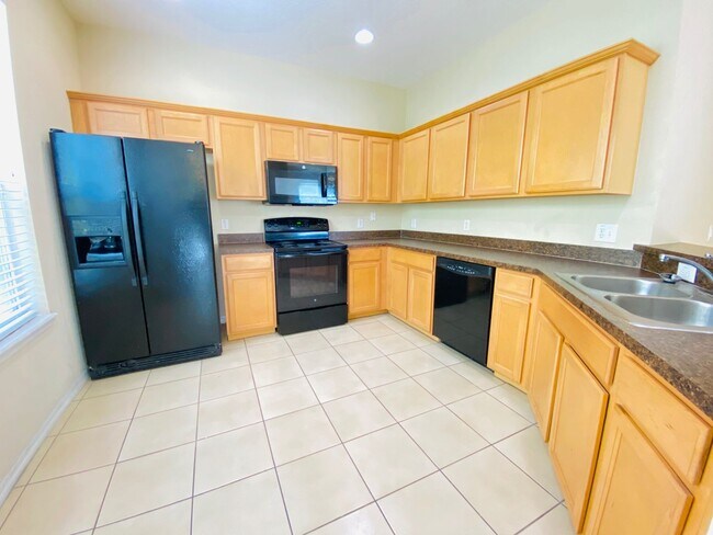 Building Photo - 3BD / 2.5BA Carriage Home