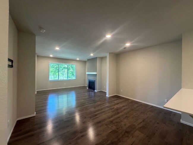 Building Photo - 3 Bedroom / 2.5 Bathroom Townhome - Near Bethany & PCC