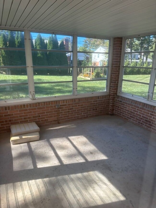 Building Photo - Lovely Colonial Home in Sharpley