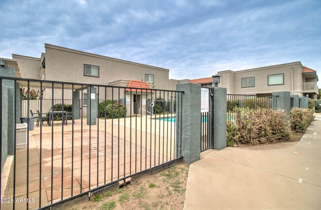 Building Photo - 2311 E Hartford Ave