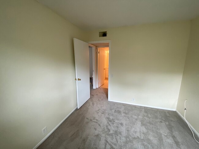 Building Photo - 2704 Stonehaven Ct