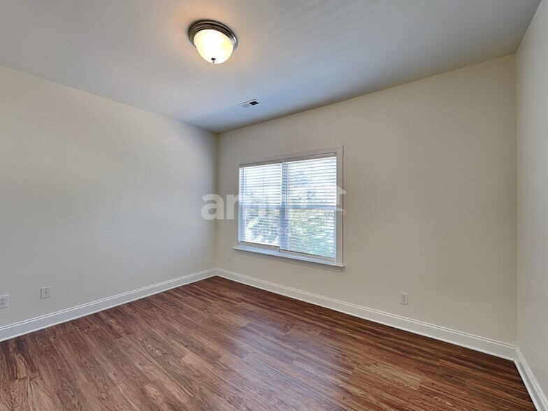 Building Photo - 8100 Lynwood Square