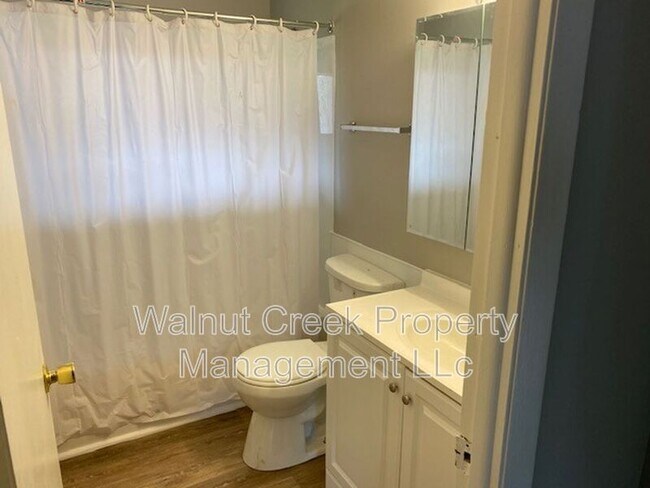 Building Photo - 671-681 Shoreline Dr