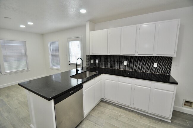 Building Photo - 16402 Gold Ridge Ln