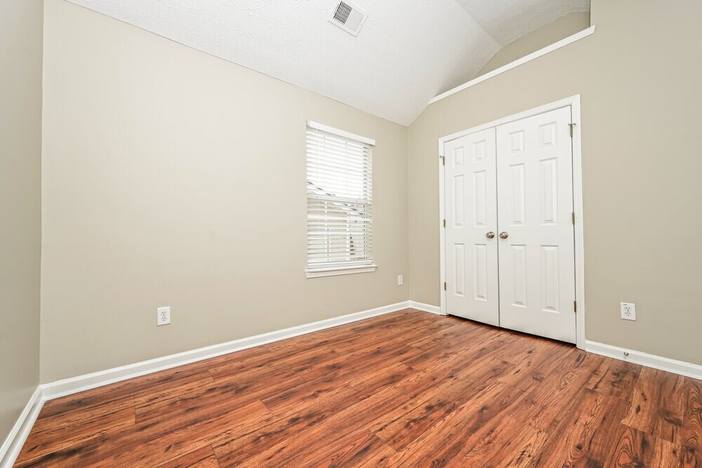 Building Photo - 330 Greenway Dr