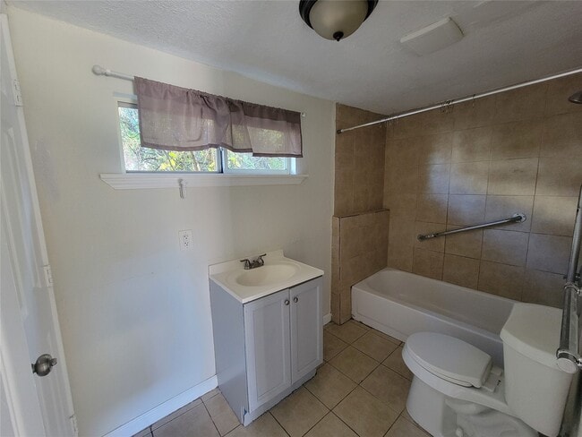 Building Photo - 733 Zoe St