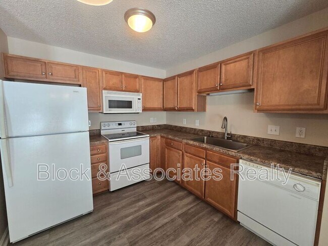 Building Photo - 108 Maple Grove Ct
