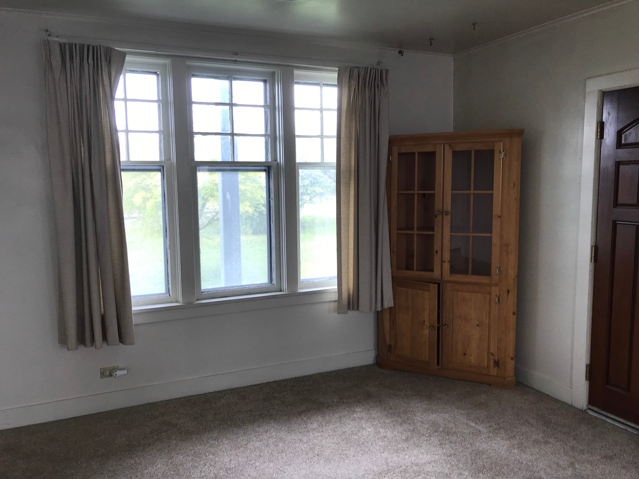Living room - 615 W Main St
