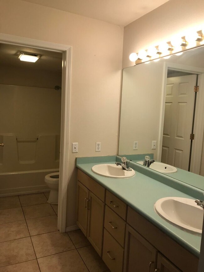 Building Photo - Apartment for Rent in Branson MO: Walk-in at Fall Creek Resort
