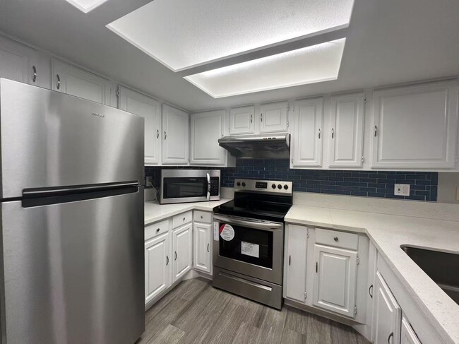 Building Photo - 2b2b TownHouse $1620