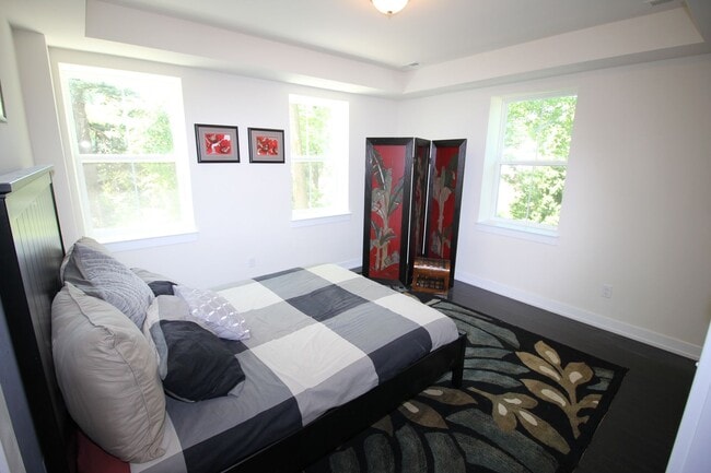 Building Photo - Lafayette Hill - 4 Bedroom 2.5 Bath Twin - HW - Granite - Great Location