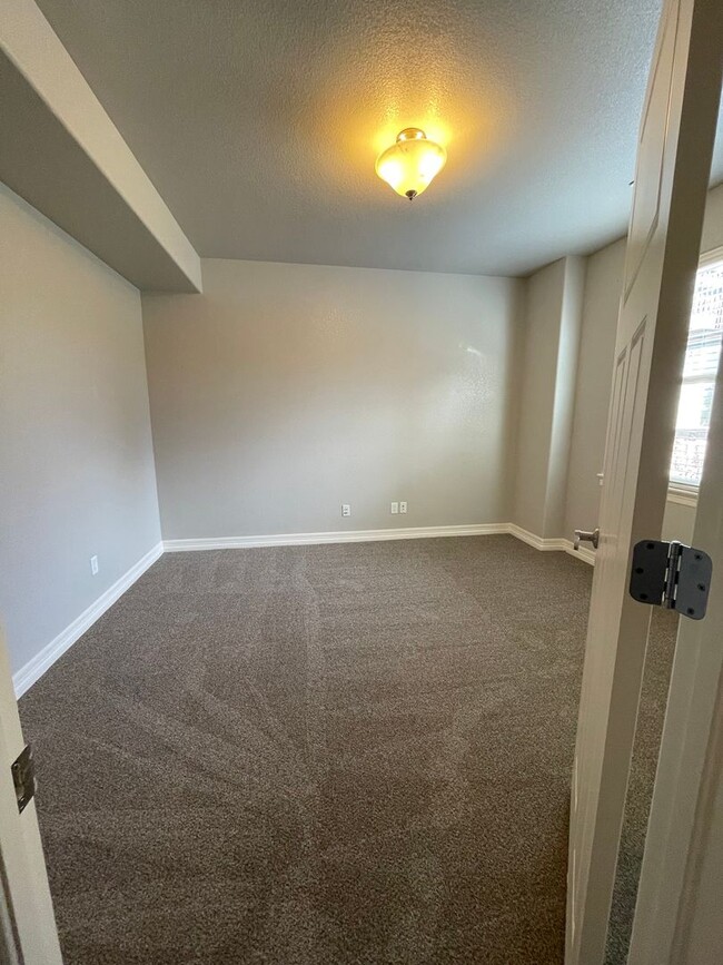 Building Photo - Start a Lease by 2/28/25 and pay $2,800 fo...