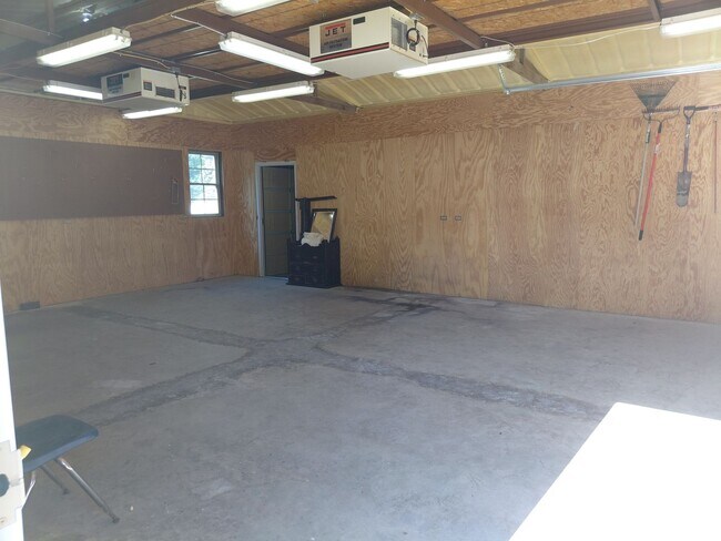 Building Photo - 4/2 Private Backyard + Huge SHOP