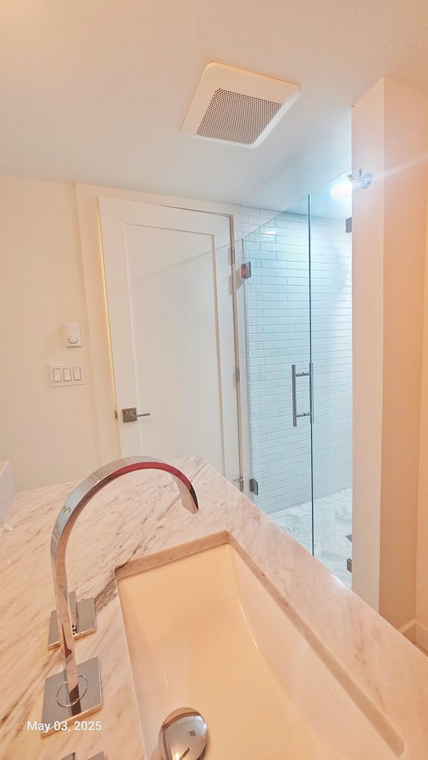 Building Photo - Modern  Studio, 1 Bath in Prime Roosevelt ...