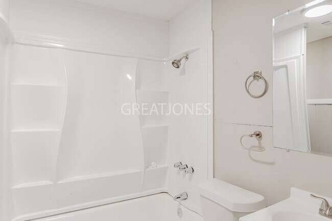 Building Photo - 1703 Pine St