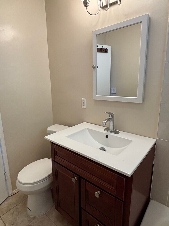 Building Photo - 2 bedroom 1 bath available now in East LA!