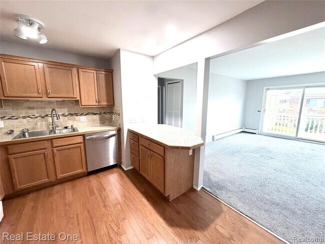 Building Photo - 2405 Torquay Ave