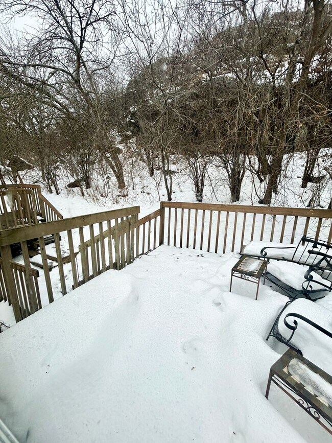 Building Photo - AVAILABLE FEBRUARY 1 BED 1 BATH W/ View of Lift Bridge !