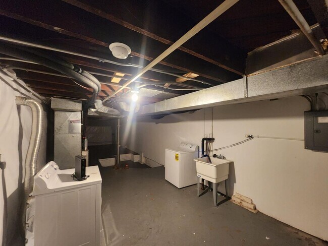 Building Photo - Three Bedroom Villa in Downtown Omaha!