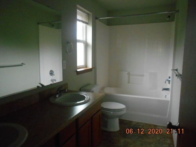 Building Photo - 3bd 2 1/2ba Home With garage